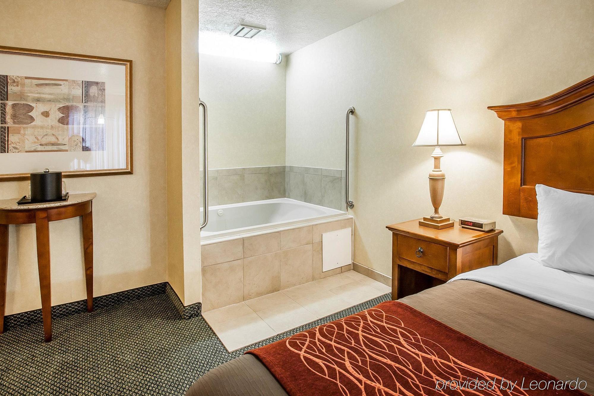 Comfort Inn Conference Center ฮิลส์โบโร ภายนอก รูปภาพ
