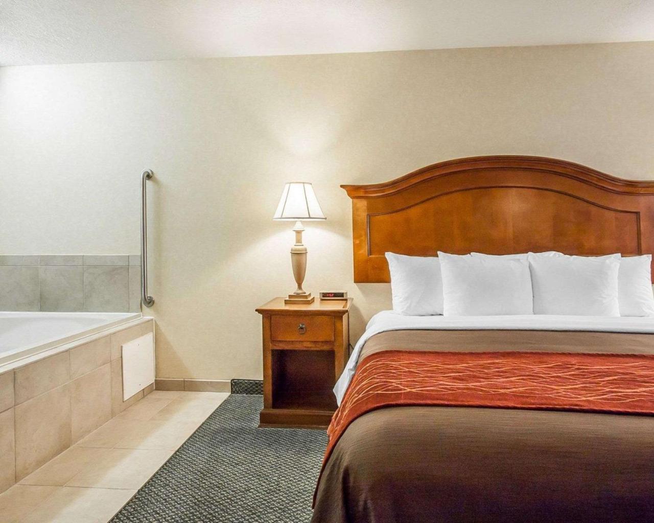 Comfort Inn Conference Center ฮิลส์โบโร ภายนอก รูปภาพ