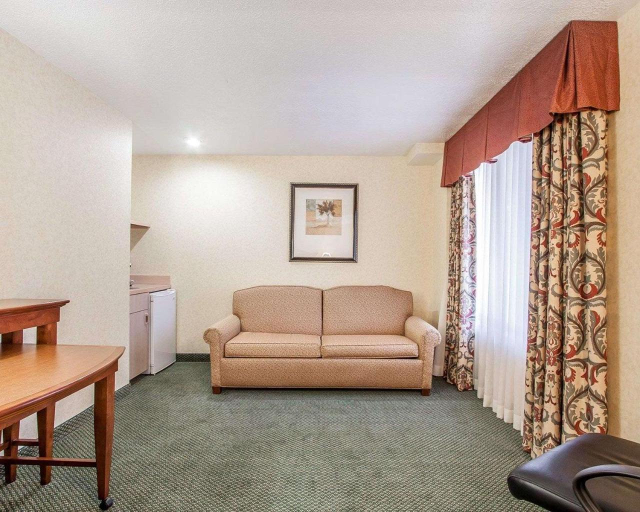 Comfort Inn Conference Center ฮิลส์โบโร ภายนอก รูปภาพ